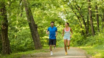 „Mersul japonez” e noul trend în sport. De ce e acesta mai eficient decât o plimbare obișnuită