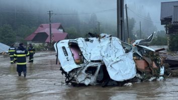 Moldova luptă cu inundațiile. Localitățile Broșteni, Stulpicani, Ostra și Vadu Negrilesei sunt izolate/ Trei persoane și-au pierdut viața în urma viiturilor