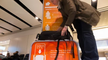 EasyJet are „turnători” în aeroporturile din Marea Britanie: Angajații sunt plătiți să spioneze pasagerii cu bagaje de mână prea mari