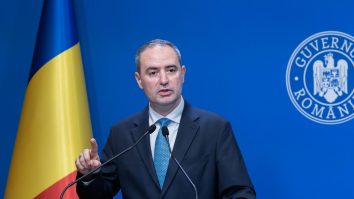 Răsturnare de situaţie: Coaliţia de guvernare a decis păstrarea impozitului minim pe cifra de afaceri, însă va introduce şi noul sistem de taxare a multinaţionalelor