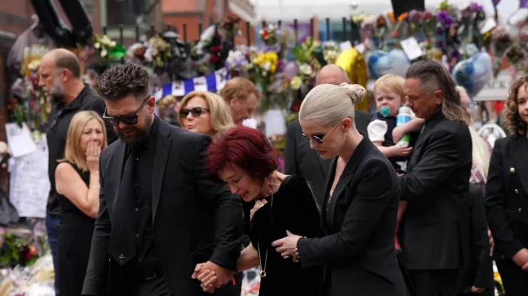 FOTO. Mii de fani s-au adunat în Birmingham pentru a-i aduce un ultim omagiu lui Ozzy Osbourne