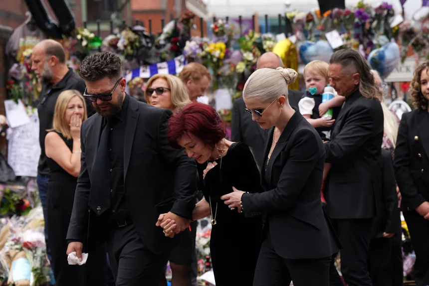 FOTO. Mii de fani s-au adunat în Birmingham pentru a-i aduce un ultim omagiu lui Ozzy Osbourne