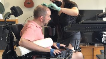 Un implant cerebral dă voce gândurilor în timp real. Pacienții cu paralizie pot vorbi din nou, chiar și să cânte