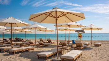 Marsana East Beach e prima plajă unde poți să înoți noaptea. Plaja e deschisă până la miezul nopții în weekend