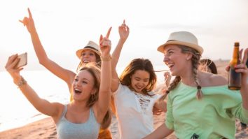 Astăzi sărbătorești Ziua Internațională a Prieteniei. Cât de importante sunt relațiile cu cei din jurul tău