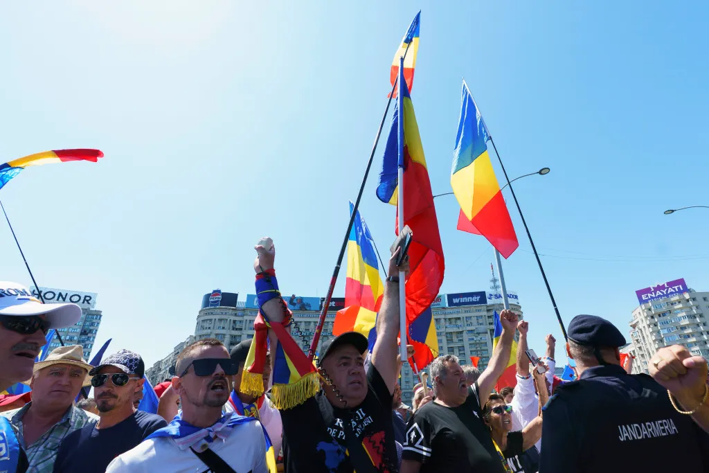 Șoferii de TIR paralizează accesul în București. Susținătorii lui Călin Georgescu au extins protestele pe A1