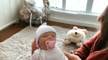 Păpușile Reborn sunt noua terapie pentru mamele care nu pot avea copii. Radu Leca, psiholog: „Utilizatorii dezvoltă un atașament nesănătos față de ele”