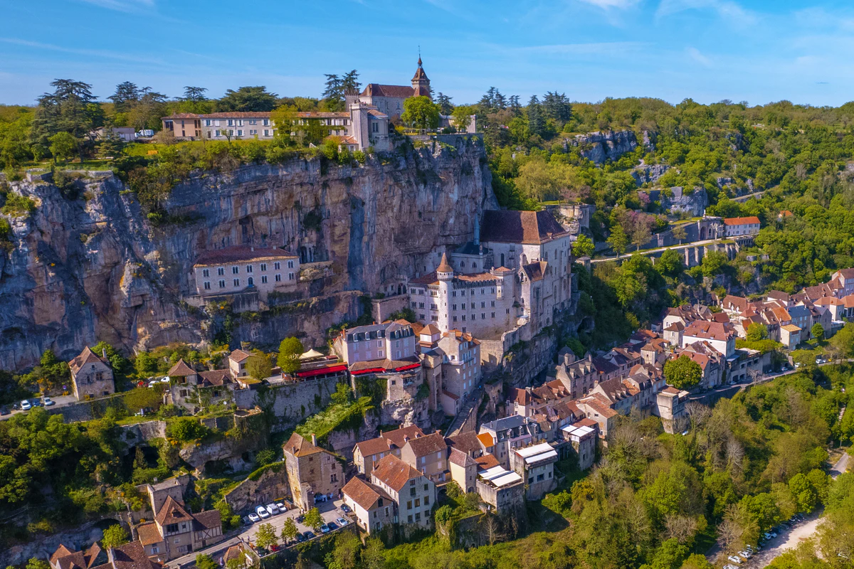 Te fascinează Epoca Medievală? În Franța poți vizita cel mai spectaculos sat medieval, Rocamadour