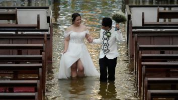 Inundațiile nu i-au oprit: Un cuplu din Filipine s-a căsătorit în timp ce Biserica se afla sub ape