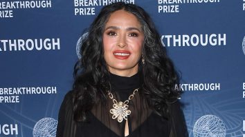 Celebritățile spun că părul cărunt este trendul anului 2025. Salma Hayek sau Katie Holmes au ales să nu se mai vopsească