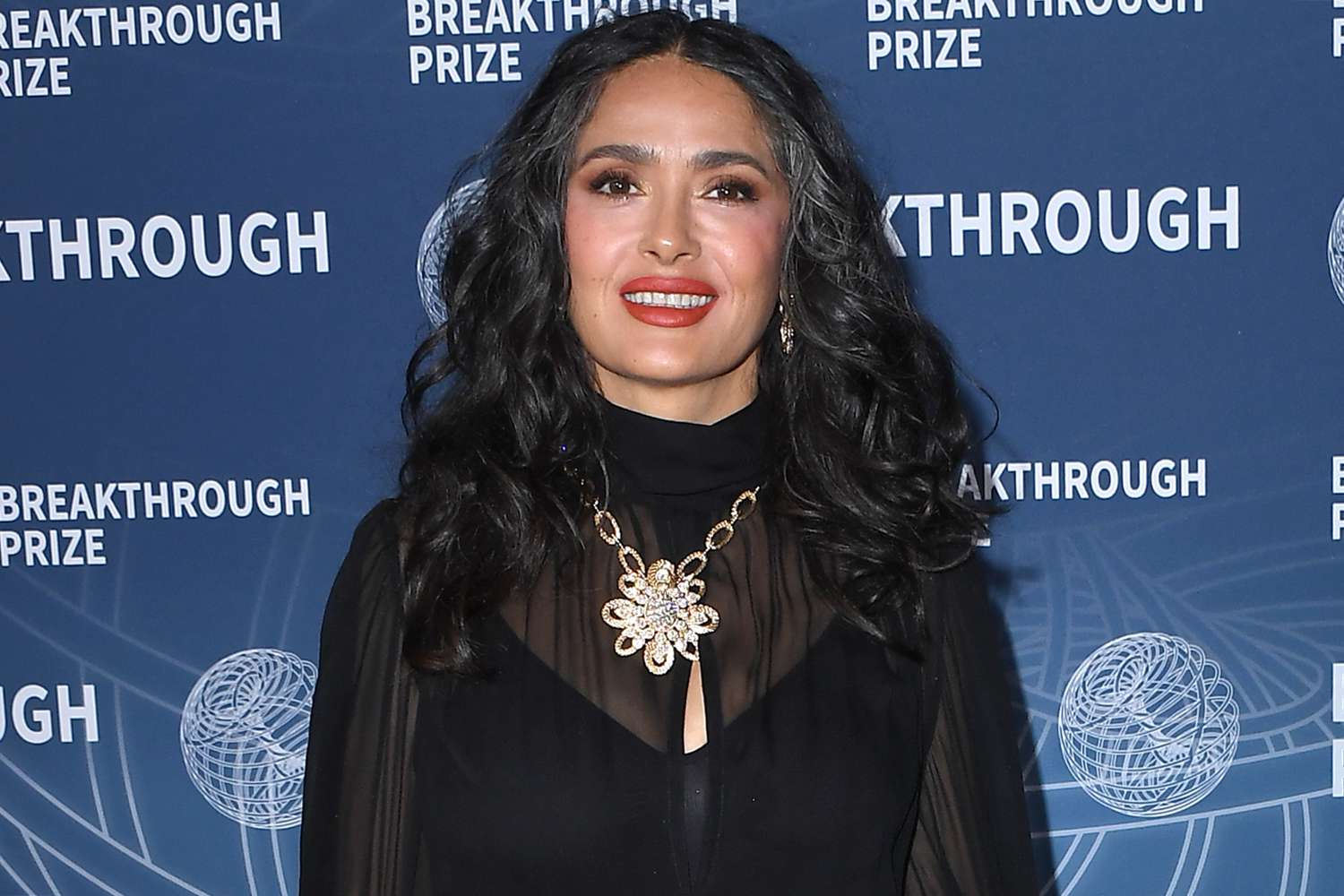 Celebritățile spun că părul cărunt este trendul anului 2025. Salma Hayek sau Katie Holmes au ales să nu se mai vopsească