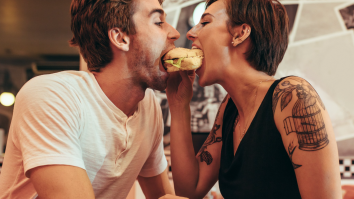 Femeile din New York fură mâncarea bărbaților ca să obțină o întâlnire romantică