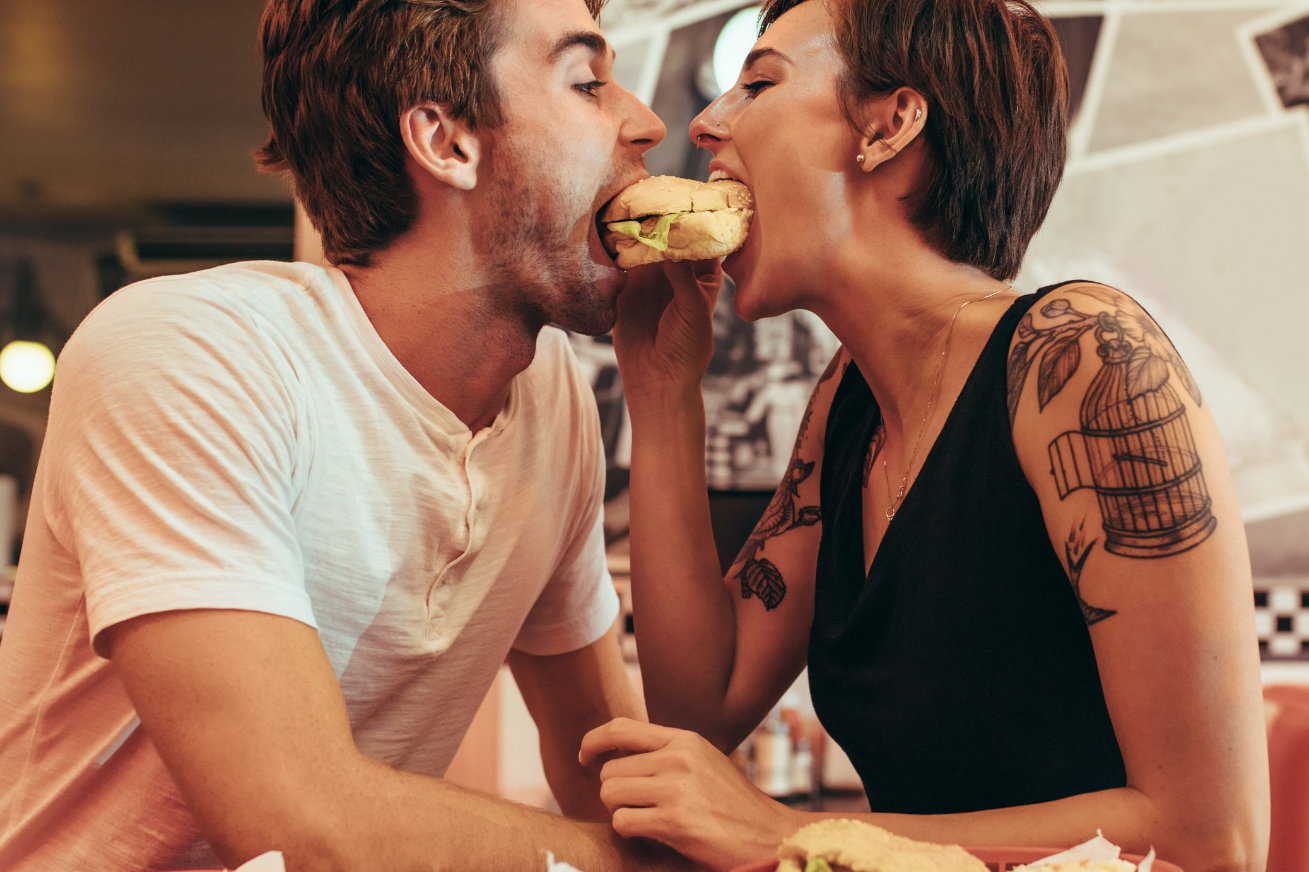 Femeile din New York fură mâncarea bărbaților ca să obțină o întâlnire romantică