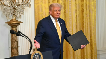 Trump a încheiat un acord comercial imens cu Japonia. Statele Unite vor reduce tarifele auto și obțin o investiție de 550 miliarde de dolari