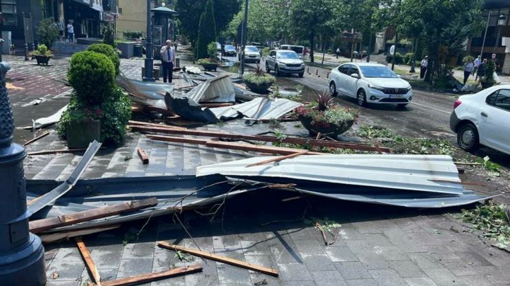 O furtună extrem de puternică a provocat distrugeri majore în Sinaia. Acoperișul gării a fost smuls, iar traficul rutier și feroviar a fost blocat