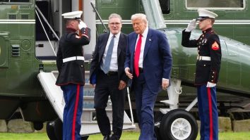 Trump l-a primit pe Keir Starmer la terenul său de golf din Scoția. Premierul britanic a încercat să obțină o scădere a tarifelor la oțel și aluminiu