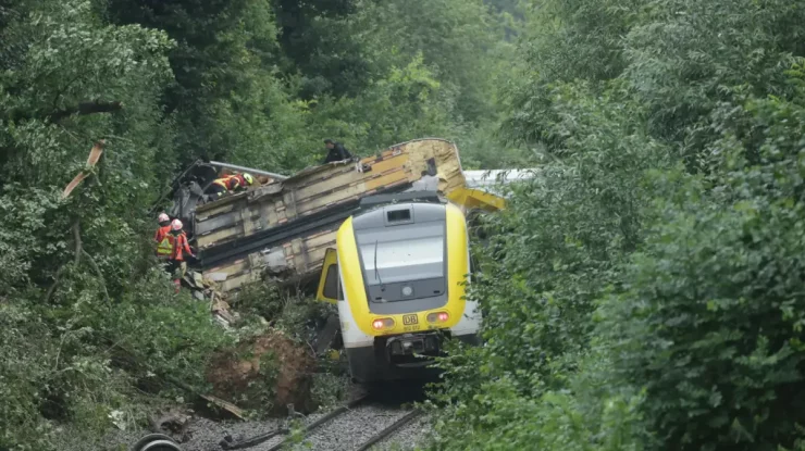 Cel puțin 3 persoane au murit și mai multe au fost rănite în urma deraierii unui tren în Germania