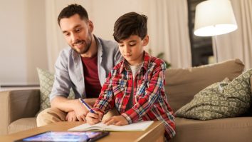 Tot mai mulți tați mileniali ajung la burnout. Gabriel Chicioreanu, expert în parenting: „Dacă știm ce dorim în viața familială, e important să planificăm viața profesională”