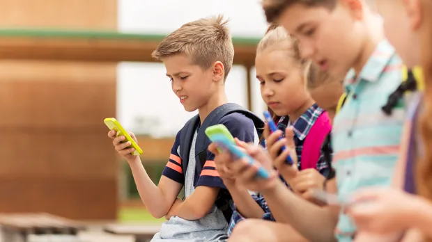 Copiii între 12 și 15 ani își impun singuri pauze de la smartphoneuri. Ce spun specialiștii