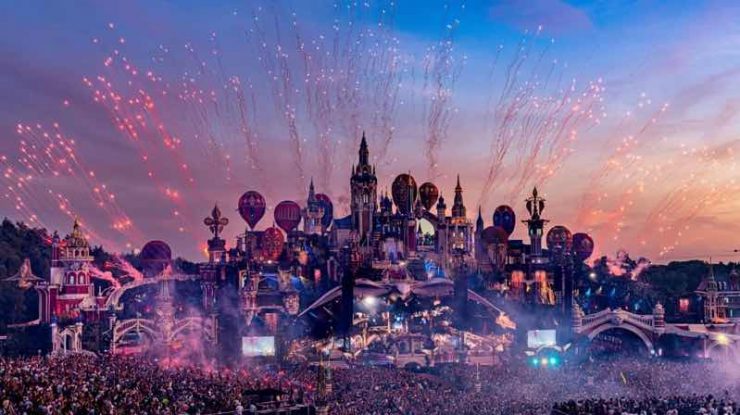 Astăzi te distrezi la Tomorrowland pe ritmurile lui Armin Van Buuren. Alături de el pe Mainstage va fi și Martin Garrix