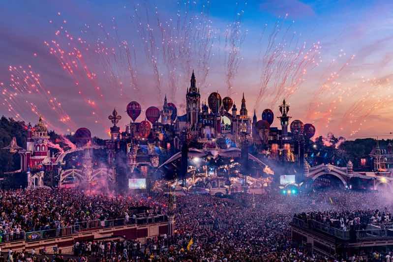 Astăzi te distrezi la Tomorrowland pe ritmurile lui Armin Van Buuren. Alături de el pe Mainstage va fi și Martin Garrix