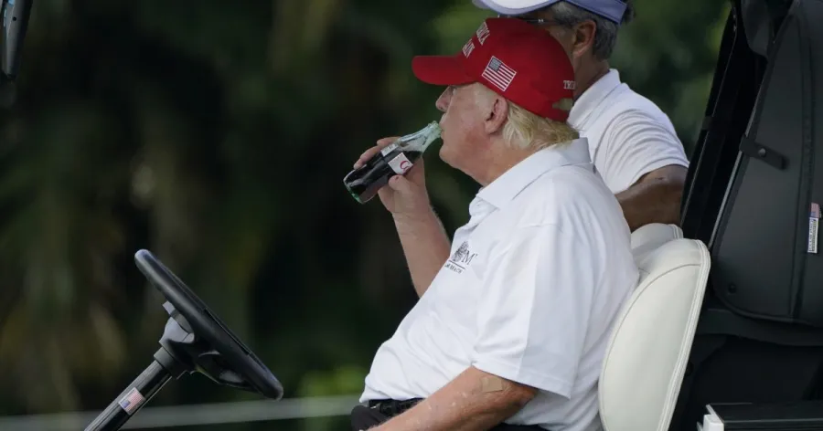 Coca-Cola lansează o băutură pe bază de zahăr din trestie în SUA după presiunile lui Trump