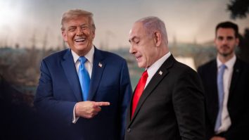 Netanyahu i-a oferit Președintelui Trump un obiect religios realizat din resturi de rachete iraniene