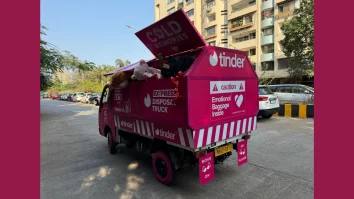 Tinder lansează un camion roz în care îți poți „arunca” fostele relații