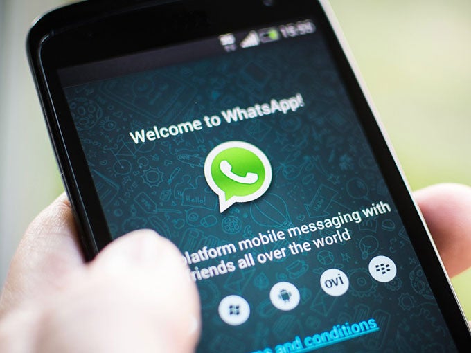 WhatsApp le permite companiilor să îi sune pe clienți cu A.I. Business-urile pot folosi vocile roboților pentru promovare
