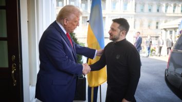 Trump și Zelenski vor discuta la telefon despre întreruperea bruscă a livrărilor de arme americane către Ucraina