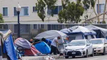 Trump a semnat un ordin executiv prin care cere oraşelor şi statelor să evacueze taberele de persoane fără adăpost