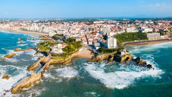Unde mergi azi? Biarritz este un loc fascinant, între Spania și Franța, de-a lungul Atlanticului, cu tradițiile bine conservate