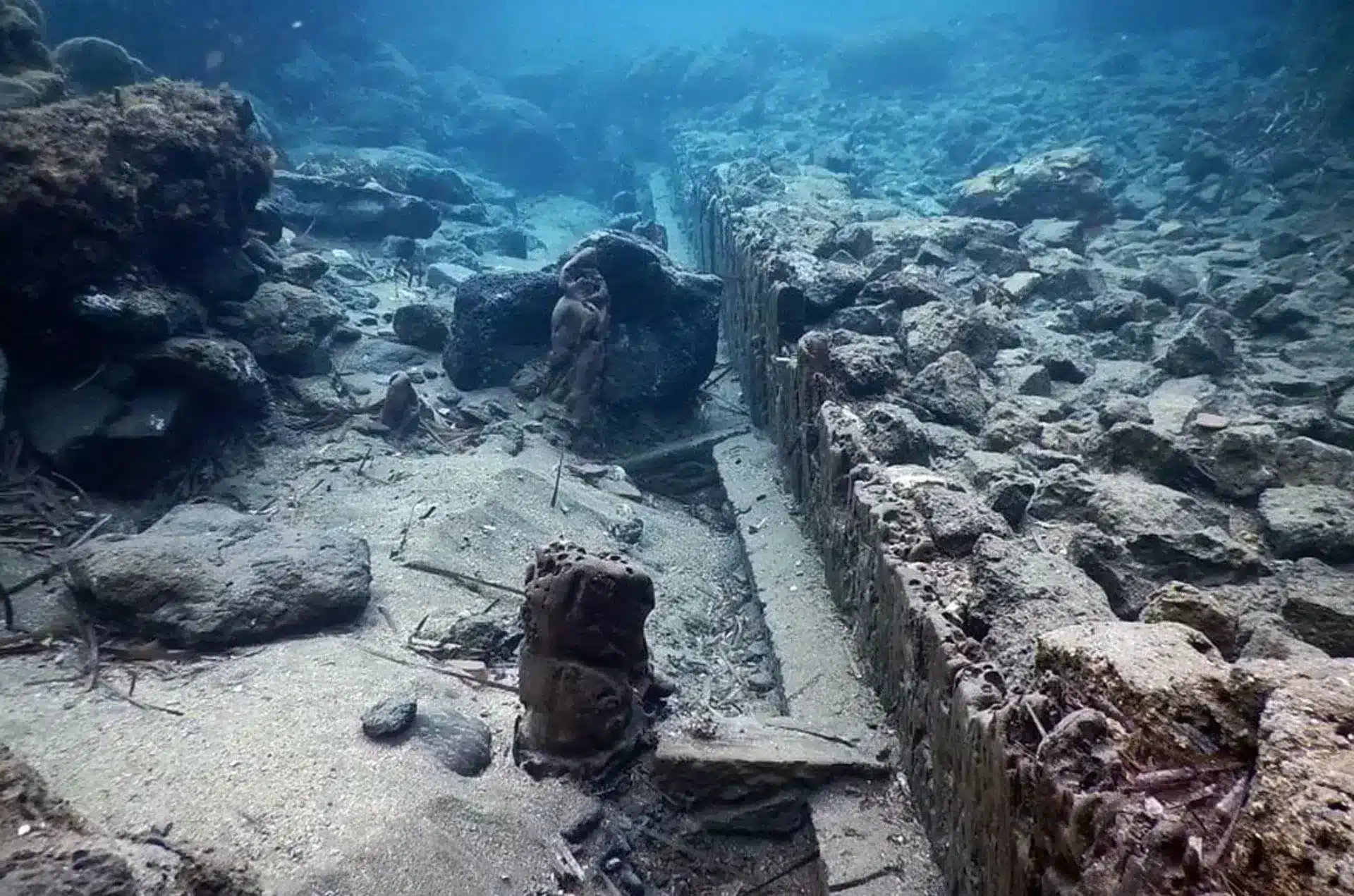 Ești pasionat de istorie și de scuba diving? Explorează Aenaria, o cetate romană scufundată