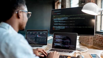 Chatboții au început să ia locurile de muncă ale oamenilor. În UK, joburile entry-level au scăzut cu 32% de la apariția ChatGPT