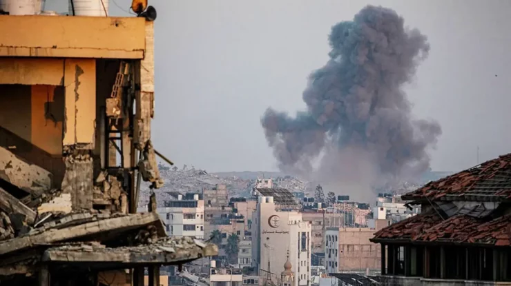 Cele mai recente lovituri israeliene în Gaza ucid 38 de persoane. Netanyahu va purta discuții cu Trump privind încetarea focului