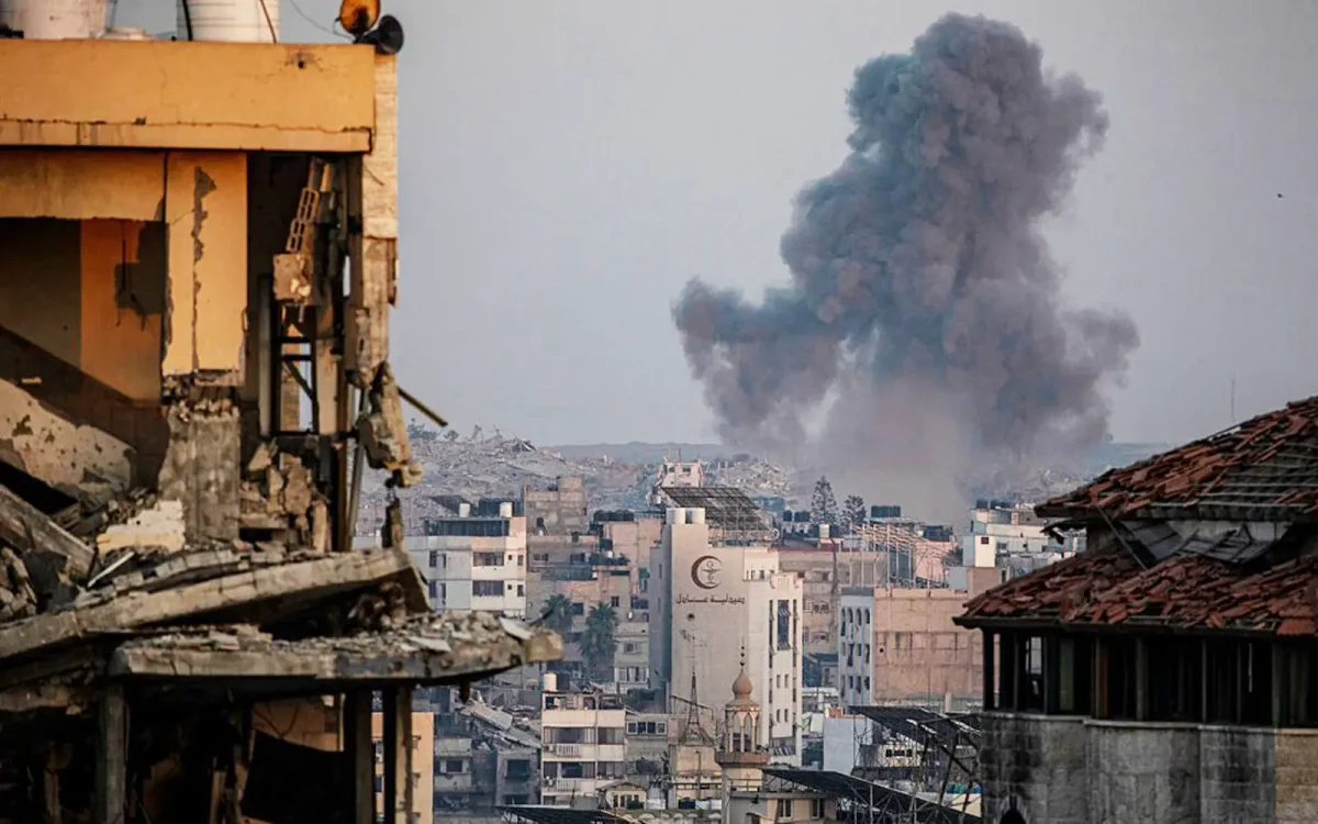 Cele mai recente lovituri israeliene în Gaza ucid 38 de persoane. Netanyahu va purta discuții cu Trump privind încetarea focului