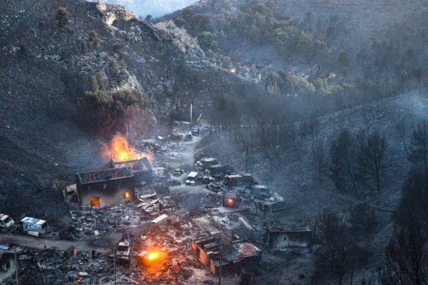 Emmanuel Macron le-a mulțumit pompierilor români pentru ajutor: „Acesta este spiritul european: ajutor reciproc”