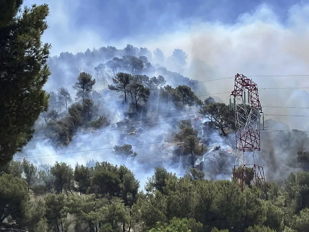 Un incendiu de vegetație provoacă daune majore în Marsilia. Aeroportul Marseille Provence a fost închis
