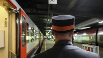 Un controlor de tren belgian a fost reclamat că a vorbit în franceză. În Flandra, angajații căilor ferate trebuie vorbească neerlandeză