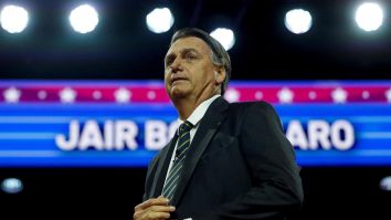 Poliţia federală braziliană a percheziţionat casa şi sediul fostului Preşedinte, Jair Bolsonaro. Donald Trump îl apără și amenință cu taxe vamale