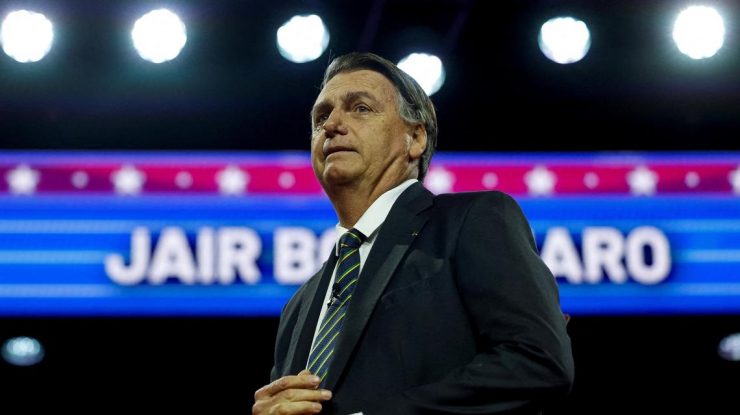 Poliţia federală braziliană a percheziţionat casa şi sediul fostului Preşedinte, Jair Bolsonaro. Donald Trump îl apără și amenință cu taxe vamale
