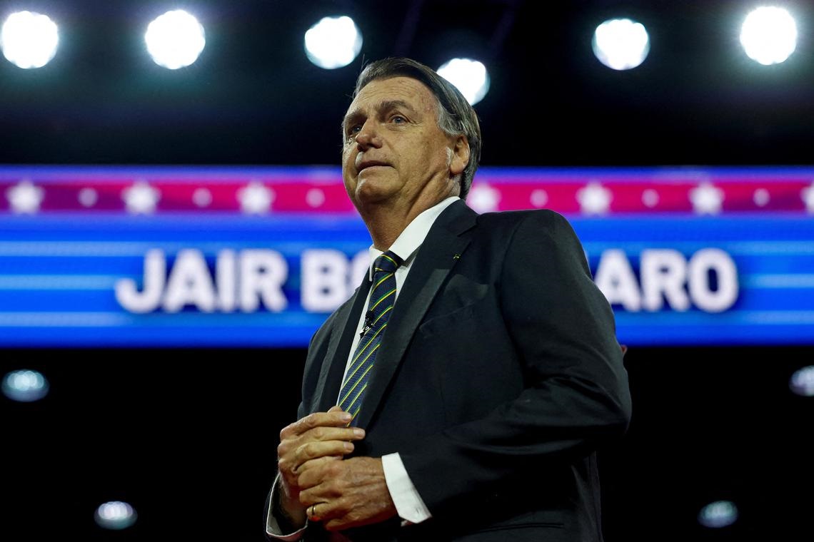 Poliţia federală braziliană a percheziţionat casa şi sediul fostului Preşedinte, Jair Bolsonaro. Donald Trump îl apără și amenință cu taxe vamale