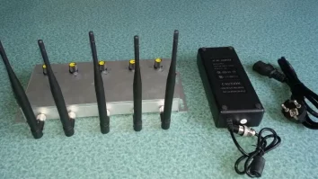 O profesoară din Iași este acuzată că a folosit un dispozitiv de bruiaj în timpul examenelor studenţilor. Ce pedeapsă riscă