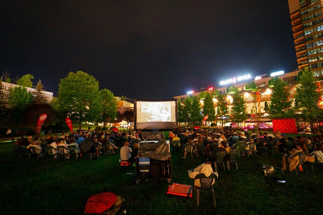 Unde te bucuri de filme în aer liber? „Cinema sub stele” revine în parcurile din București