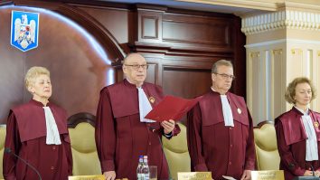 CCR cere 108.000 de Euro indemnizație de la Bolojan: Judecătorii CCR insistă să primească 36.000 euro fiecare, deși linia bugetară a fost anulată