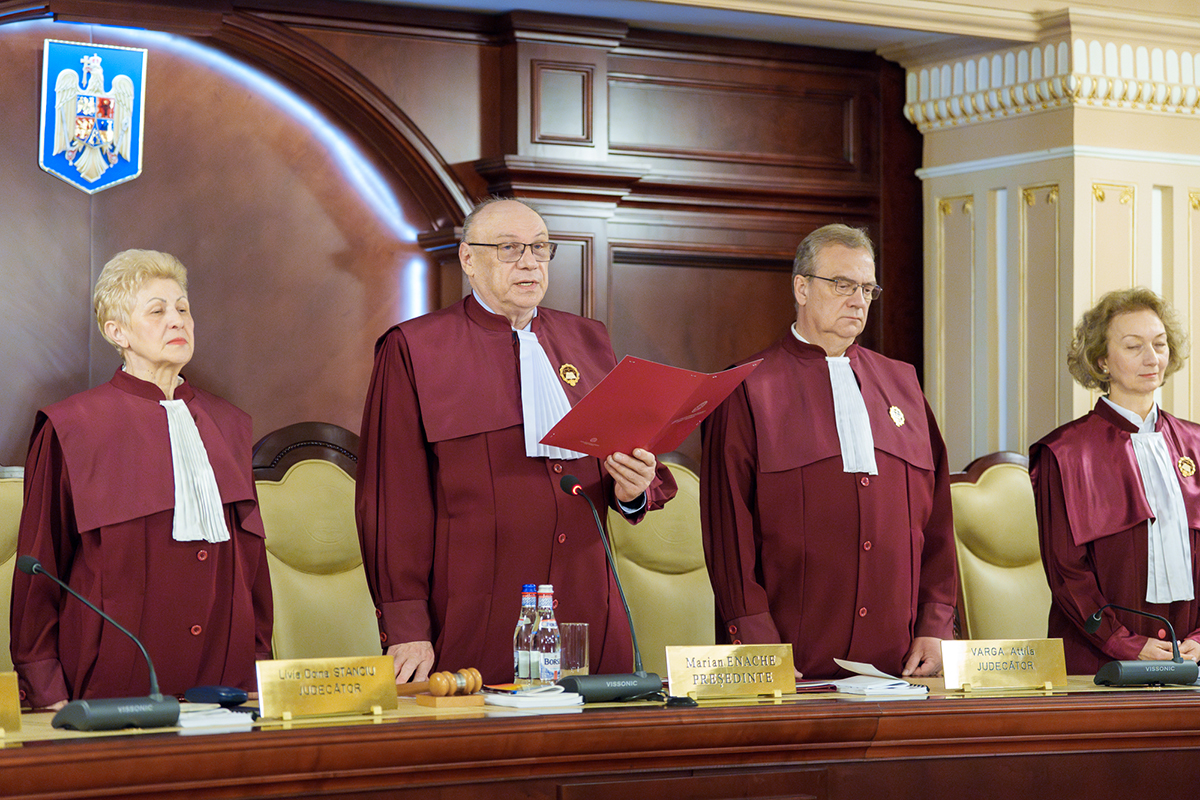 CCR cere 108.000 de Euro indemnizație de la Bolojan: Judecătorii CCR insistă să primească 36.000 euro fiecare, deși linia bugetară a fost anulată