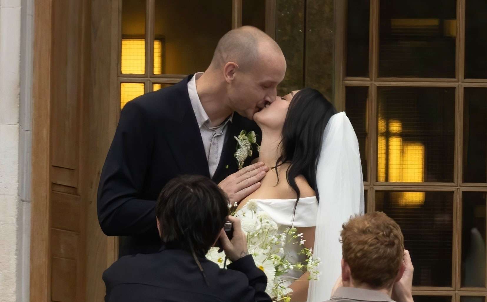 Charli XCX s-a măritat! Cântăreața și-a surprins fanii cu o nuntă secretă la Londra