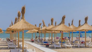 Pe Litoral, în timpul săptămânii, stațiunile sunt aproape pustii. Turiștii se plâng de prețuri mari și de tăierea voucherelor de vacanță