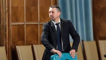 Ministrul Educației, Daniel David, anunță că demisia sa se află deja la dispoziția Premierului: „Nu cred că ne permitem să dăm oameni afară”