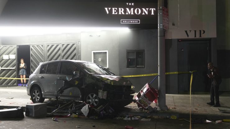 Un bărbat a intrat cu mașina în mulțimea din fața unui club din Los Angeles. Cel puțin 30 de persoane au fost rănite. Șoferul a fost împușcat